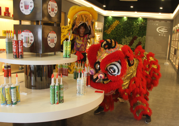 千秋偉業(yè)添錦繡 萬里鵬程展宏圖 —— 常青樹舞獅獻(xiàn)瑞賀新春，歡天喜地迎開工！