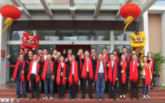 千秋偉業(yè)添錦繡 萬(wàn)里鵬程展宏 常青樹(shù)舞獅獻(xiàn)瑞賀新春 歡天喜地迎開(kāi)工！